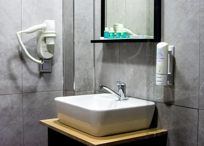 מלון The Life & 3*